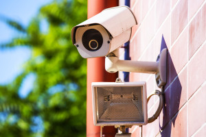 Überwachungskamera an Hauswand, zur Sicherung des Gartens der Eigentümergemeinschaft